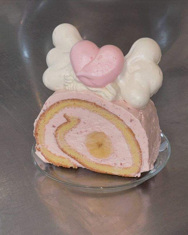 자두 말차 케이크와 하트 롤. 이미지 출처 : 인스타그램 @_pluming_cafe 