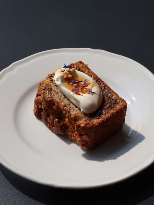 벚꽃 시즌에 포토 존 좌석을 잡으려면 오픈 런 필수. 이미지 출처 : 인스타그램 @saddles_coffee 