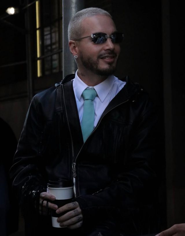 레더 자켓에 민트 컬러의 타이를 매치하여 격식 있으면서도 세련된 느낌을 준다. / 이미지 출처: 인스타그램 @meninsoho 