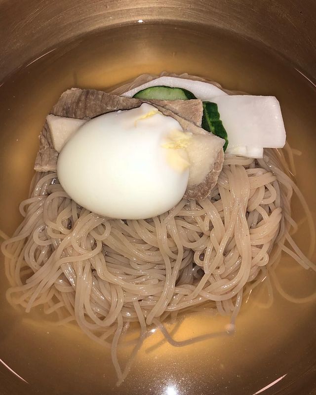 담백한 국물과 탄력 있는 면발로 평양냉면의 성지로 꼽히는 을밀대. 이미지 출처 : 인스타그램 @eulmildae