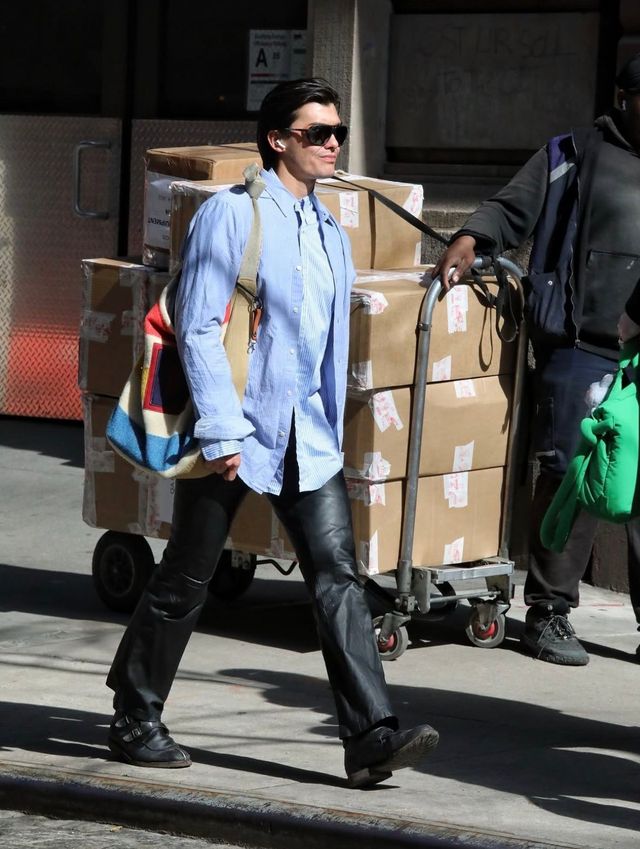 레이어링한 스트라이프 셔츠와 레더 팬츠의 조합이 조화롭다. / 이미지 출처: 인스타그램 @meninsoho 