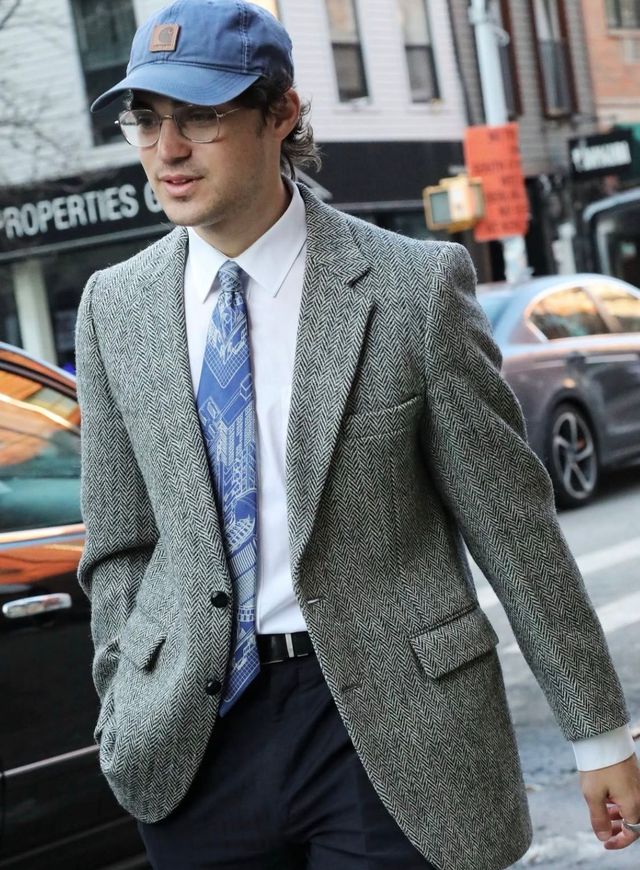 헤링본 트위트 자켓에 캐주얼한 볼캡, 화려한 패턴 타이를 매치하여 독특한 믹스매치 룩을 선보였다. / 이미지 출처: 인스타그램 @meninsoho