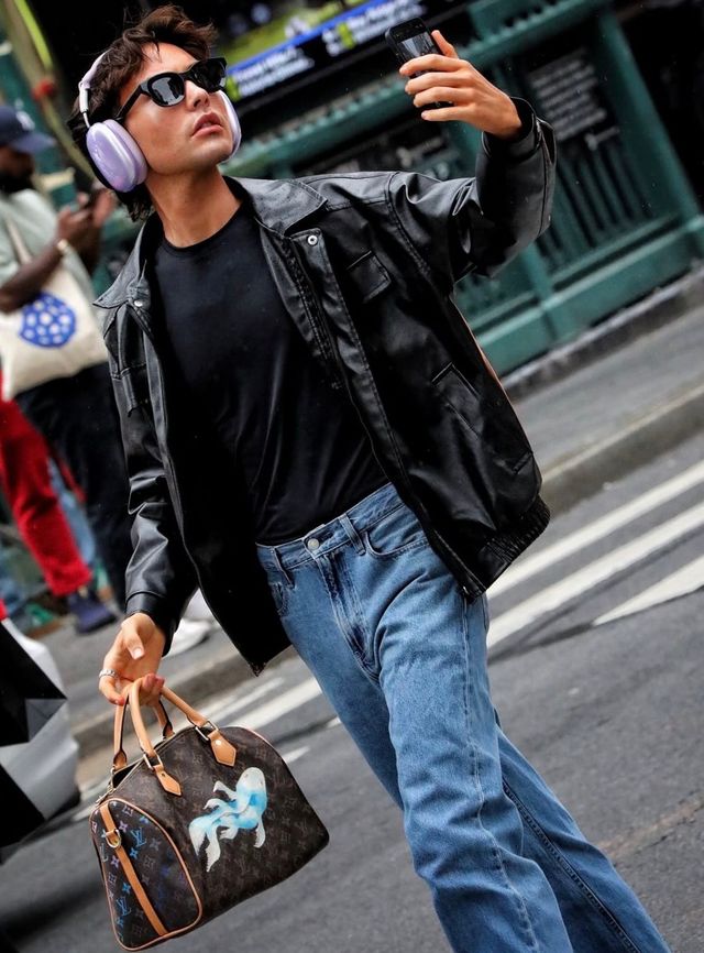 레더 자켓과 루이비통의 모노그램 스피디 반둘리에 백을 매치하여 시크한 데일리 룩을 완성했다. / 이미지 출처: 인스타그램 @meninsoho 