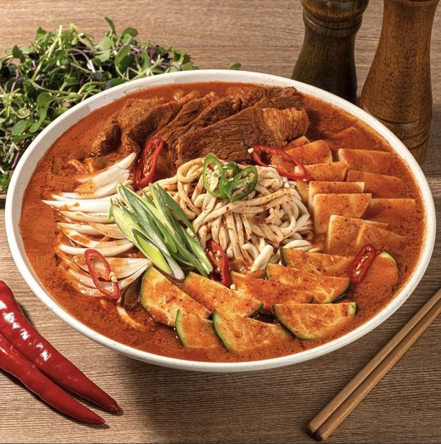 ‘짜글이 칼국수’는 매콤하고 꾸덕한 국물과 큼지막하게 썰어 넣은 돼지고기, 감자, 애호박 등이 어우러지는 맛이 일품이다. / 출처: 원조 청주집 짜글이 칼국수 네이버지도 업체