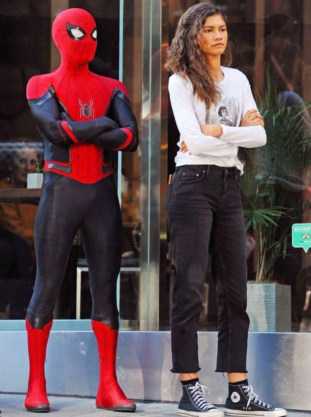 영화 '스파이더맨' 촬영 중인 톰 홀랜드와 젠데이야. 두 사람은 영화 속에서도 친구에서 연인으로 발전하는 관계이다. / 이미지 출처: 톰 홀랜드 인스타그램 @tomholland2013