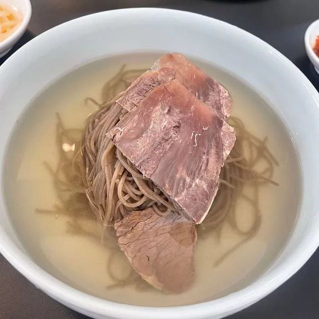 깔끔한 육수가 특징인 안덕의 소고기 냉국수 / 이미지 출처: 인스타그램 @andokmandu