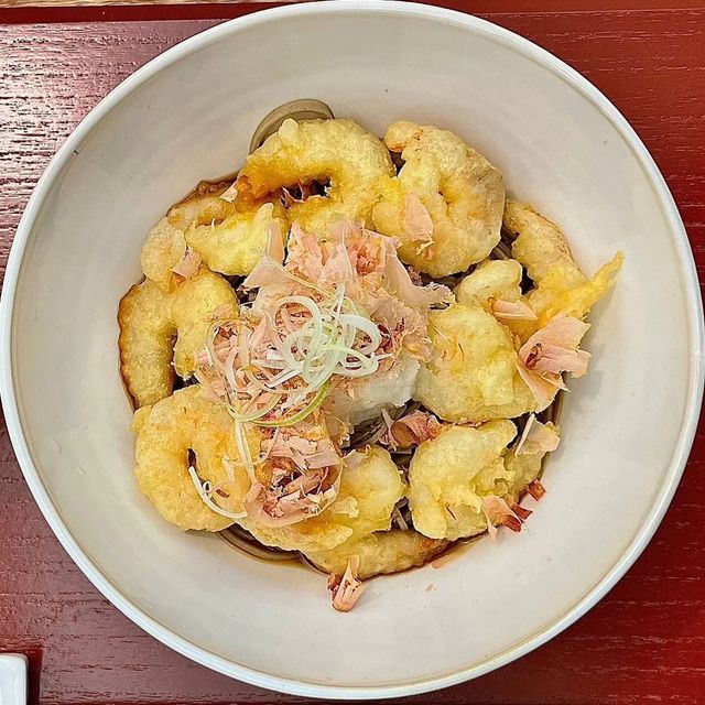 간 무와 텐푸라, 가쓰오부시를 올린 코에비텐 다이콘 오로시 소바 / 이미지 출처: 인스타그램 @sobakeerisuzu