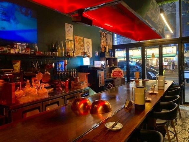 철판 앞에 바 좌석을 마련해 일본의 오래된 철판요리집 같은 인상을 준다. / 출처: 치하루 네이버지도 업체 등록