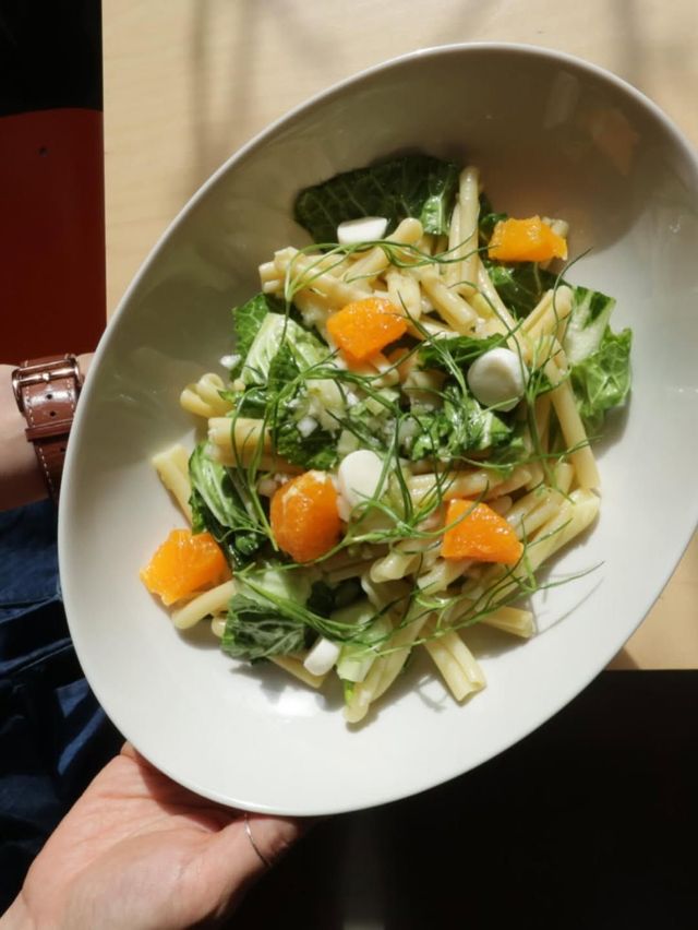 봄동 비빔밥에서 영감을 받은 샐러드 파스타로, 숏파스타를 사용해 숟가락으로 퍼 먹기 좋다. / 이미지출처: 마다밀 공식 인스타그램 계정