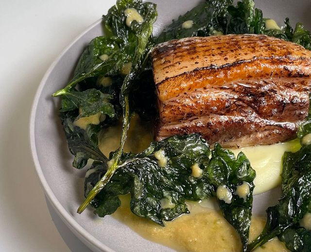 수비드한 삼겹살에 바삭한 방풍 나물을 더한 봄 시즌 한정 수비드 삼겹 스테이크. / 이미지출처: 네이버 지도 업체 제공 이미지