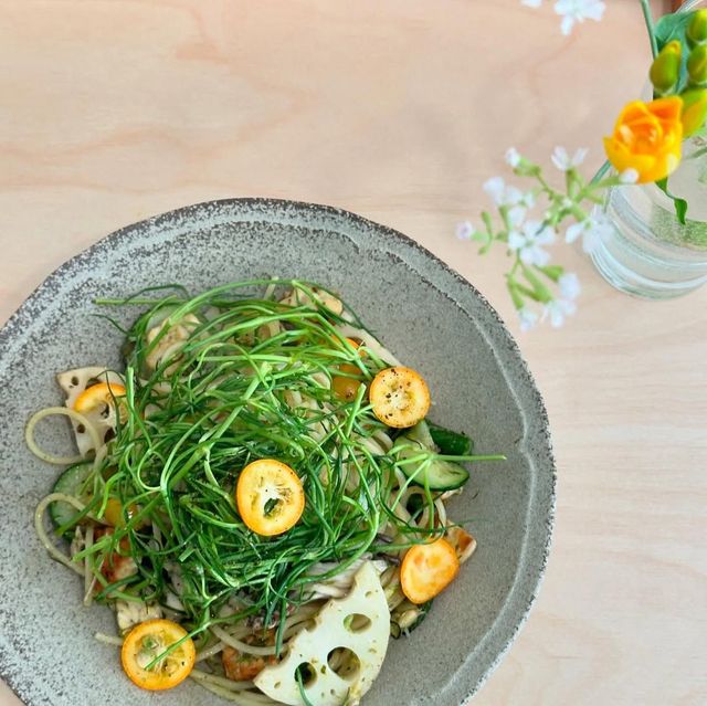베지스의 시즌 메뉴, 세발나물을 올린 냉이달래 파스타. / 이미지출처: 베지스 공식 인스타그램 계정