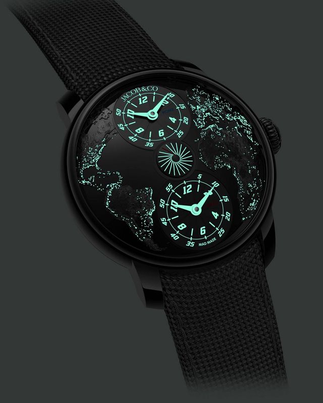 월드맵의 도시 좌표와 인덱스에 슈퍼루미노바를 적용해 어둠 속에서도 대륙의 윤곽과 두 개의 타임 존을 또렷하게 드러낸다. / 이미지 출처 : 제이콥앤코