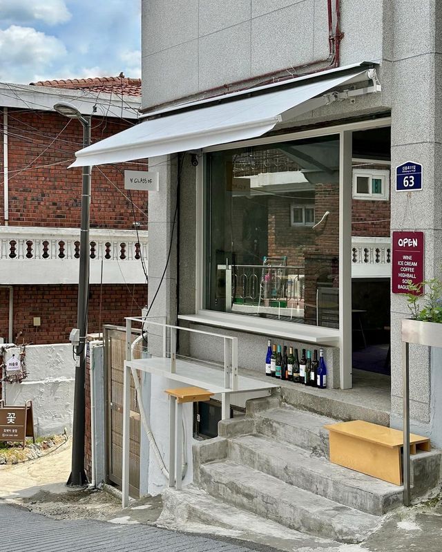 야외 좌석으로는 벤치석과 계단석이 마련됐다. / 출처: 어글라스오브 인스타그램