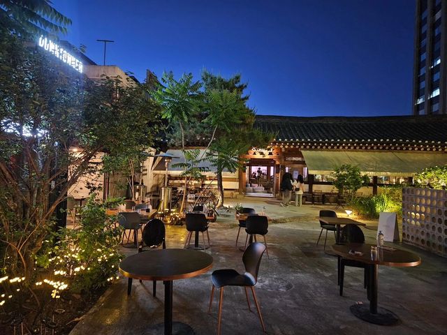 넓은 마당에 테이블을 충분하게 갖춰 개방감 있다. / 출처: 가가바 네이버지도 업체 제공