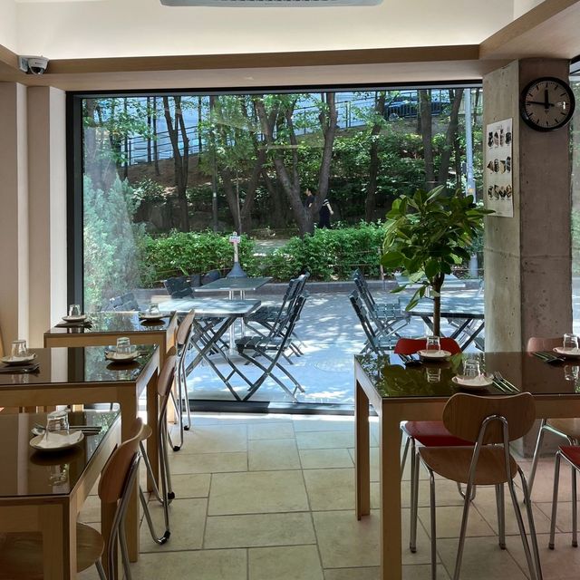 ‘스위그’의 내부와 외부 모두 경의선숲길의 자연적이고 평화로운 분위기가 감돈다. / 출처: 스위그 네이버지도 업체 등록