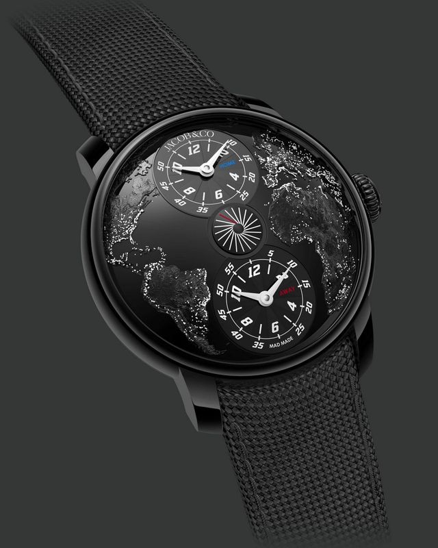 43mm 블랙 DLC 케이스와 입체적인 월드맵 다이얼, 두 개의 서브 다이얼로 듀얼 타임을 표시하는 제이콥앤코 더 월드 이즈 유어스 듀얼 타임 존 MAD Paris 에디션. / 이미지 출처 : 제이콥앤코 