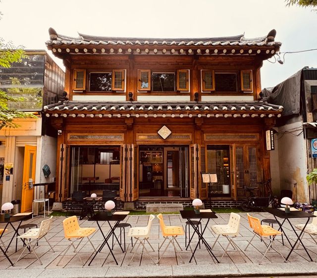 야외석에서는 서순라길의 상징 종묘 돌담뷰를 감상할 수 있다. / 출처: 로이정원 네이버지도 업체 등록