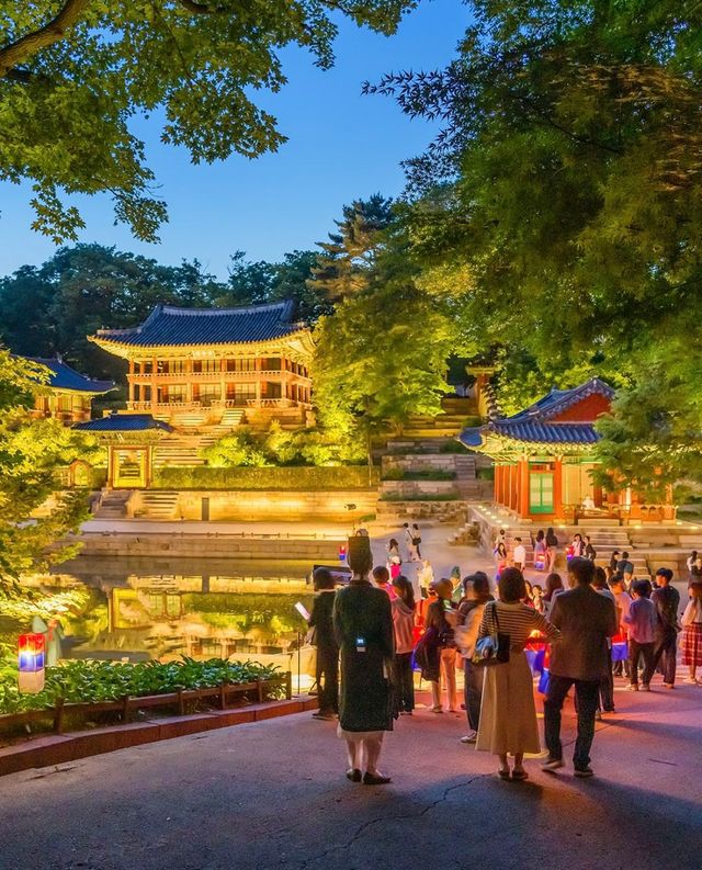 어두운 밤 조명이 켜진 궁궐을 청사초롱을 들고 거닐어 볼 기회다. / 출처: 국가유산진흥원 공식 인스타그램(@k.heritage.agency)