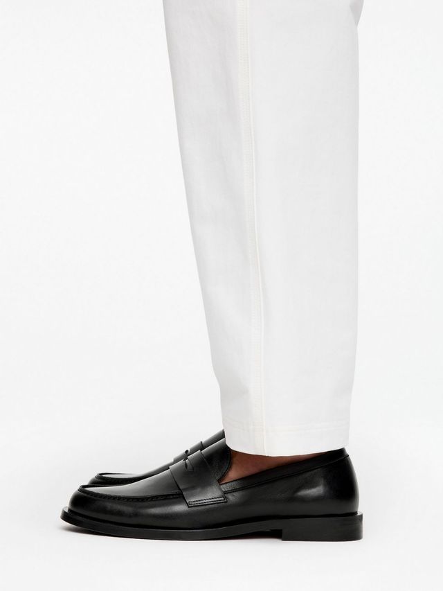 블랙 컬러로 다양한 스타일에 쉽게 매치할 수 있는 남자 로퍼. 가격은 32만 9000원. / 이미지 출처: 아르켓(ARKET)