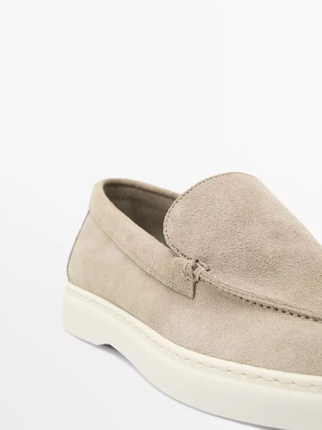 발등을 덮는 어퍼 부분에 섬세한 스티치 라인으로 디자인을 완성한 로퍼. / 이미지 출처: 마시모두띠