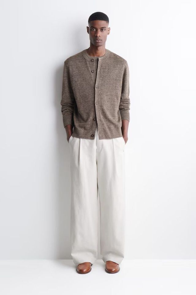 클래식 로퍼에 편안한 감성을 더한 이 뮬은 부드럽게 둥근 앞코와 모던한 백리스 디자인이 특징입니다. / 이미지 출처: 코스(COS)