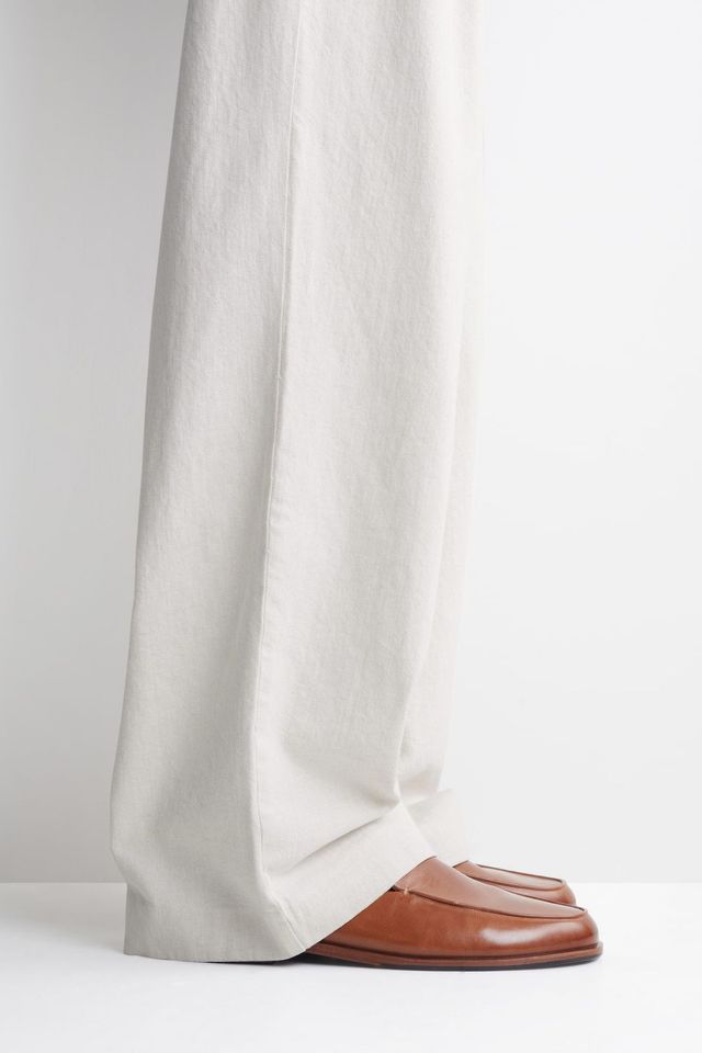 고급스러운 마호가니 색상의 부드러운 가죽으로 제작되었으며, 가죽 밑창으로 마감되었습니다. / 이미지 출처: 코스(COS)