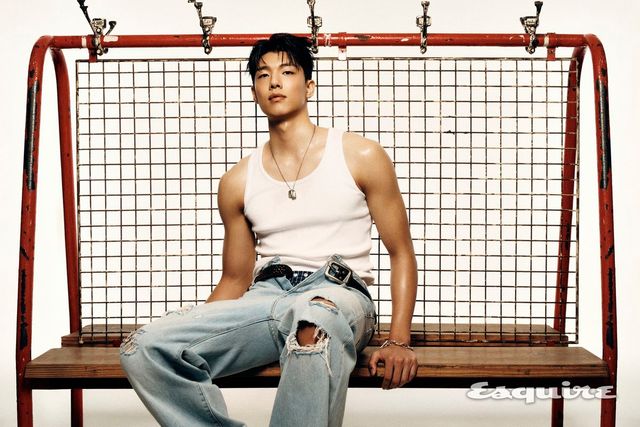 네크리스, 브레이슬릿 모두 불레또. 슬리브리스 톱, 데님 팬츠, 쇼츠, 벨트 모두 스타일리스트 소장품. 