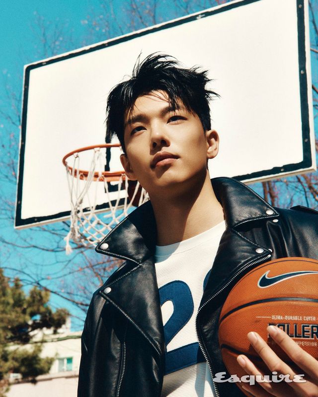 재킷 로에베. 티셔츠 자라.