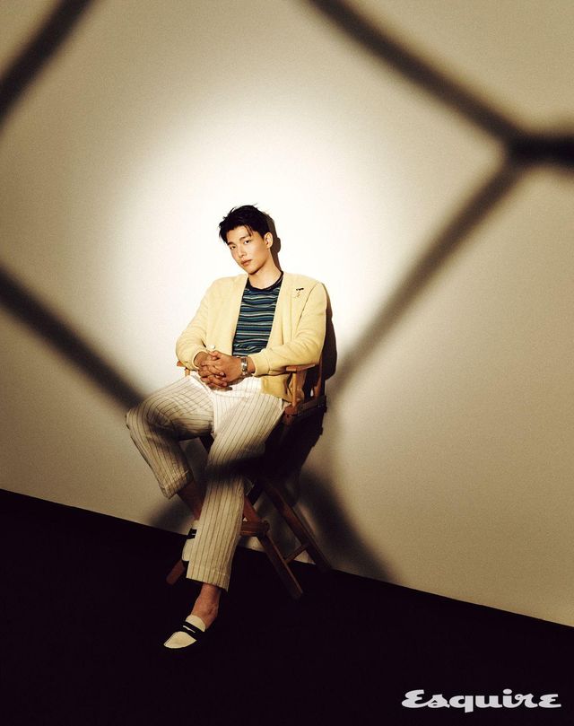 카디건 보디. 티셔츠, 로퍼 모두 자라. 팬츠 자크뮈스. 네크리스 톰 우드. 브레이슬릿 불레또.