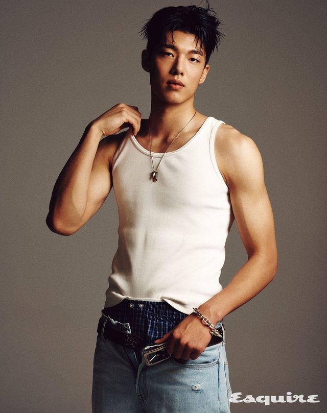 네크리스, 브레이슬릿 모두 불레또. 슬리브리스 톱, 데님 팬츠, 쇼츠, 벨트 모두 스타일리스트 소장품. 