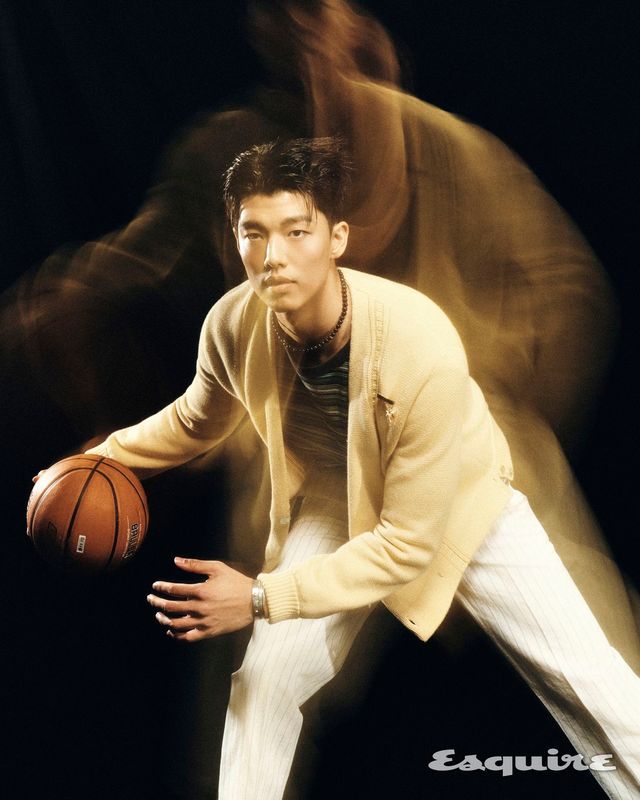 카디건 보디. 티셔츠 자라. 팬츠 자크뮈스. 네크리스 톰 우드. 브레이슬릿 불레또.