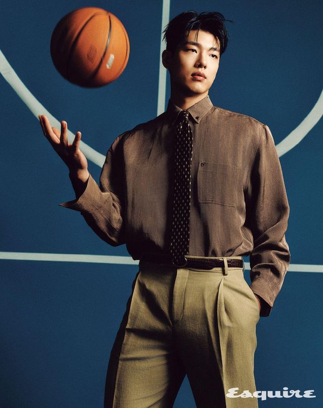 셔츠, 팬츠, 타이 모두 페라가모. 벨트, 브레이슬릿 모두 스타일리스트 소장품. 