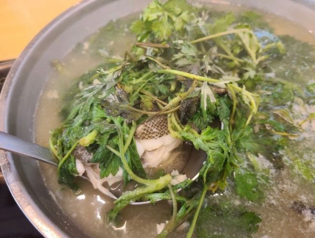대표 메뉴인 ‘도다리 쑥국’은 은은한 쑥향과 담백한 도다리의 맛이 일품이다. / 출처: 충무집 네이버지도 업체 등록