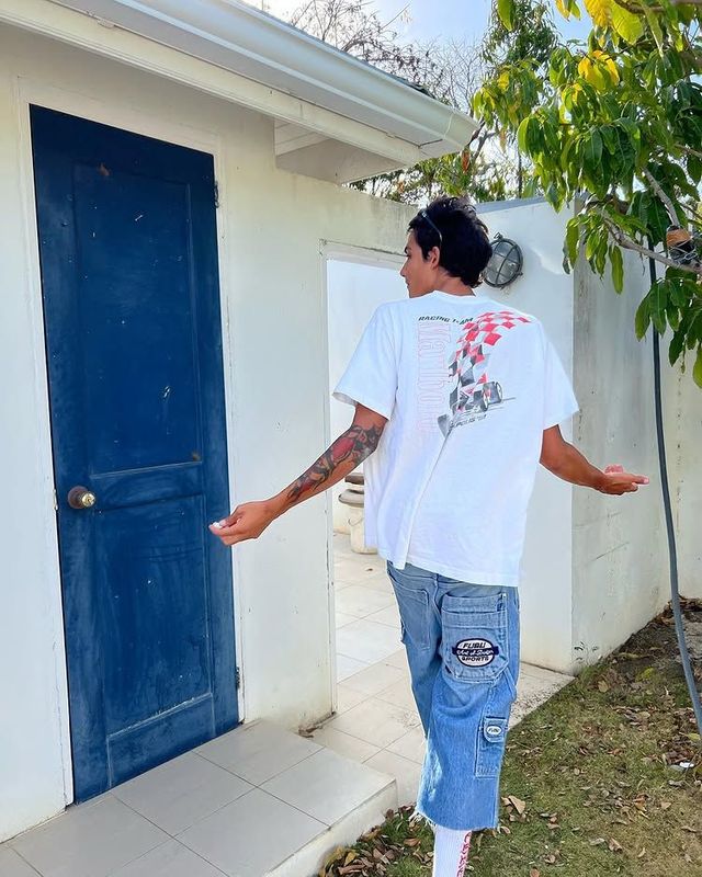 그의 인스타그램에서 컨버스가 아닌 슈즈는 찾아볼 수 없을 정도로 평소 다양한 옷차림과 함께 블랙 컨버스를 즐겨 신는다. / 이미지 출처: 인스타그램 @kristianjstark