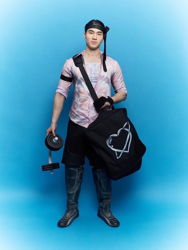 옷이 물에 젖어 신체 라인이 도드라지게 표현한 송크란 컬렉션. / 이미지 출처: IWANNABANGKOK 