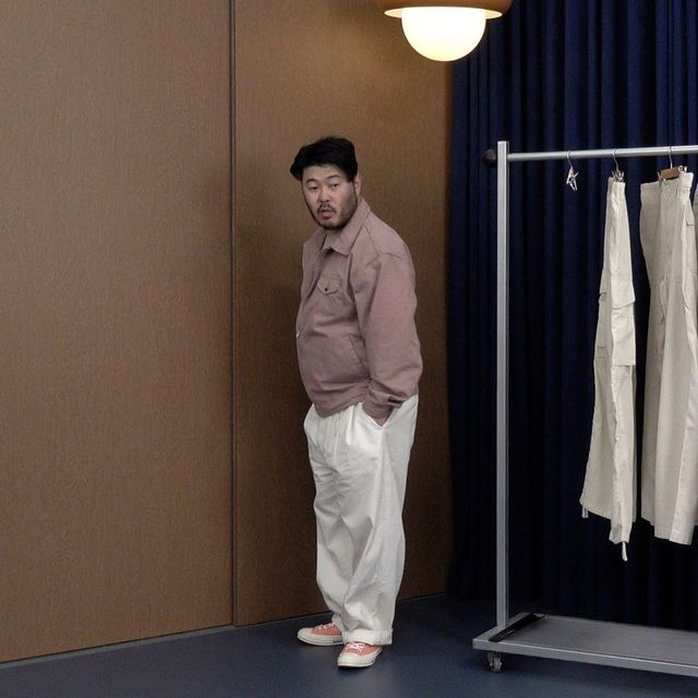 롤업을 스타일링 팁으로 꼽은 김기방. 컨버스도 어퍼까지 드러내 포인트로 확실하게 활용한다. / 이미지 출처: 인스타그램 @kimkibangbang @kivanchyofficial