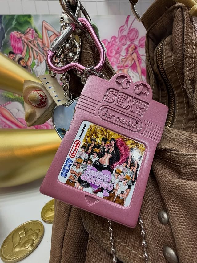 하이퍼리얼리즘 애니메이션 프린팅을 입힌 디자인이 주를 이룬다. 리사의 무대 의상 제작에도 참여했다. / 이미지 출처: IWANNABANGKOK 