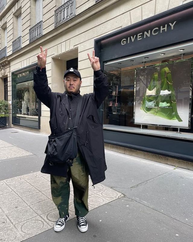 롤업을 스타일링 팁으로 꼽은 김기방. 컨버스도 어퍼까지 드러내 포인트로 확실하게 활용한다. / 이미지 출처: 인스타그램 @kimkibangbang @kivanchyofficial