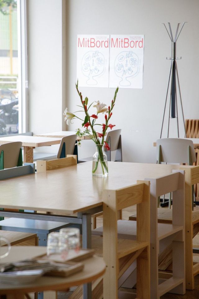 ‘에디션덴마크’ 쇼룸처럼 자연적인 분위기가 감돈다. / 출처: 밋보어 서울 네이버지도 업체 등록