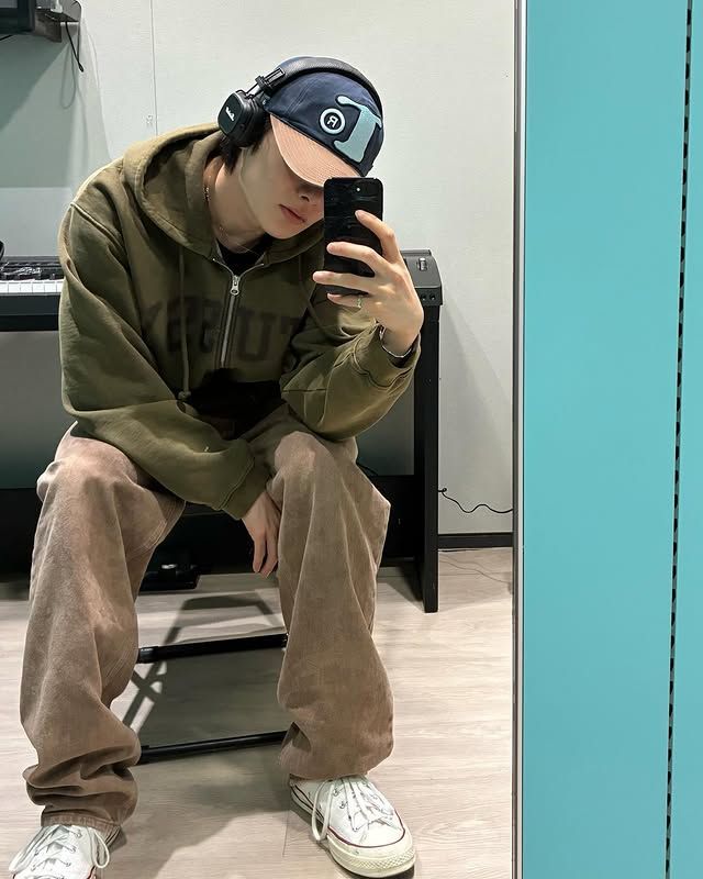 베이직한 블랙, 파치먼트 뿐만 아니라 레드와 핑크까지 다양한 컬러의 컨버스를 즐겨 신는 아이엔. / 이미지 출처: 인스타그램 @i.2.n.8