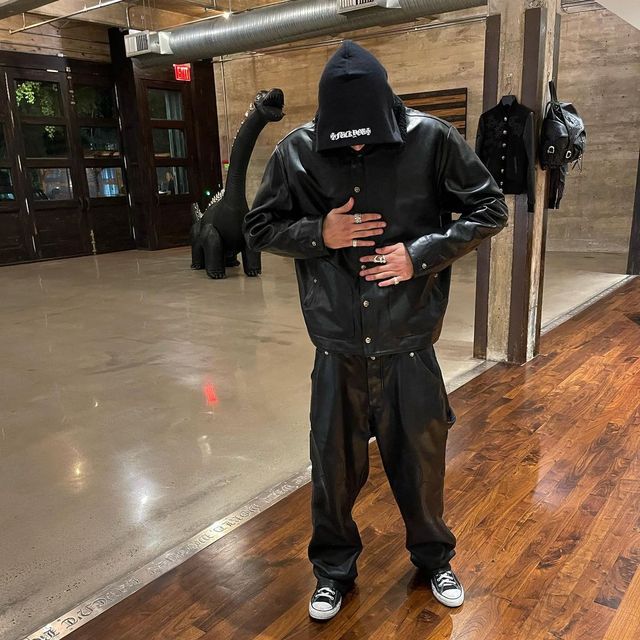 그의 인스타그램에서 컨버스가 아닌 슈즈는 찾아볼 수 없을 정도로 평소 다양한 옷차림과 함께 블랙 컨버스를 즐겨 신는다. / 이미지 출처: 인스타그램 @kristianjstark