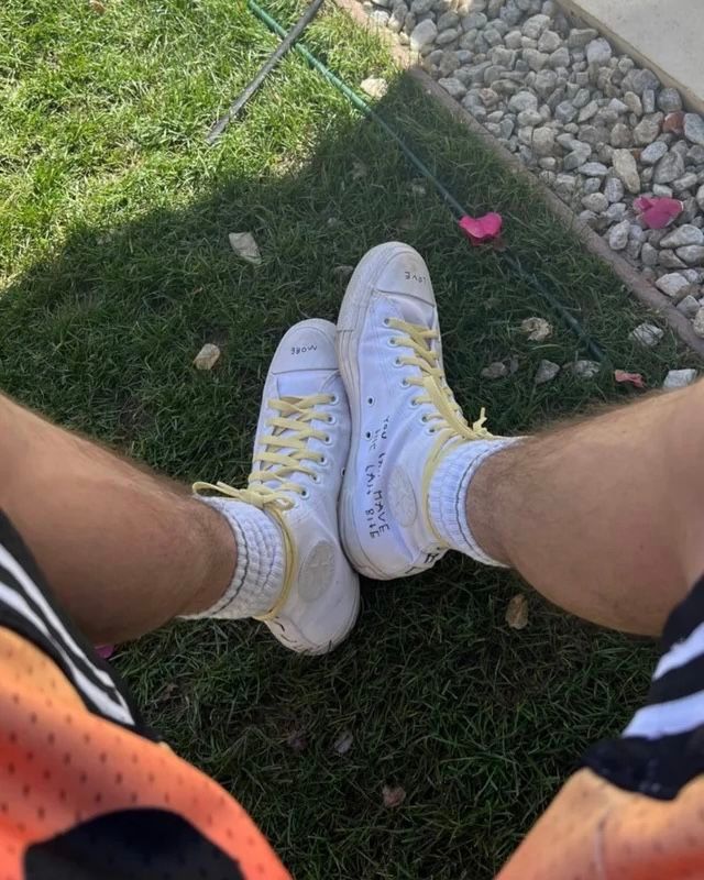 대표 제품인 척 모델부터 원스타, 그리고 다양한 협업 모델까지. 그의 컨버스 차트가 따로 존재할 정도로 다양한 컨버스를 즐긴다. / 이미지 출처: 인스타그램 @tchalamet @billieeilish @tchallamett 