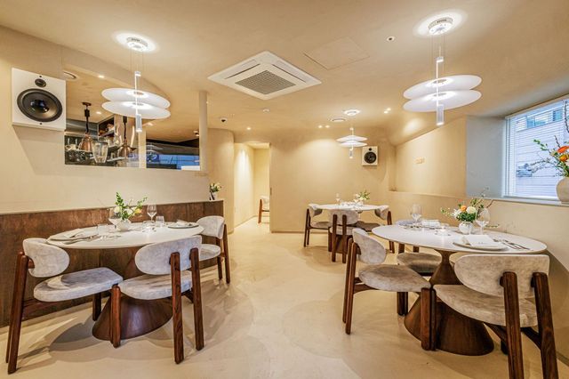 레스토랑이 지향하는 요리와 어울리게 실내를 모던한 분위기로 조성했다. / 출처: 솔른 서울 네이버지도 업체 등록