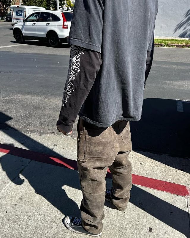 그의 인스타그램에서 컨버스가 아닌 슈즈는 찾아볼 수 없을 정도로 평소 다양한 옷차림과 함께 블랙 컨버스를 즐겨 신는다. / 이미지 출처: 인스타그램 @kristianjstark