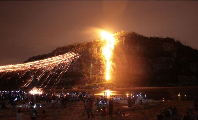 절벽 아래로 떨어지는 낙화가 예술이다. / 출처: 안동시청