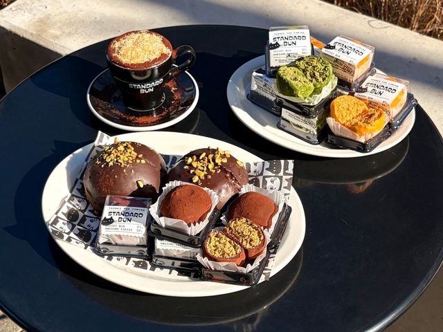 두바이번 등 특색 있는 번뿐만 아니라 쫀득쿠키, 버터떡 등의 유행 메뉴도 판매 중이다. / 출처: 스탠다드번 네이버지도 업체 등록