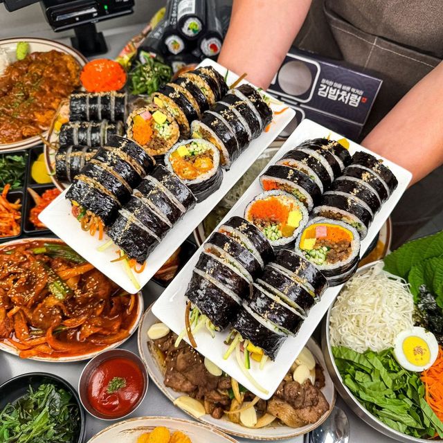 속이 듬뿍 들어간 김밥처럼의 김밥들이다. / 출처: 김밥처럼 네이버지도 업체 등록