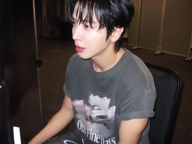 4월 25일 어썸뮤직페스티벌에서 공연하는 정용화 / 이미지 출처: 인스타그램 @jyheffect0622