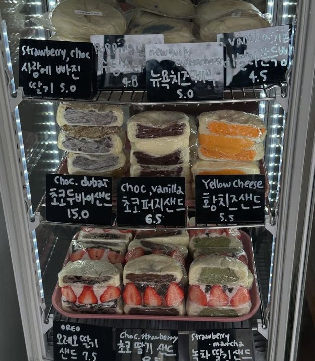 다양한 종류의 쫀득빵 샌드를 판매한다. / 출처: 마로스베이크하우스 인스타그램(@marosbakehouse)