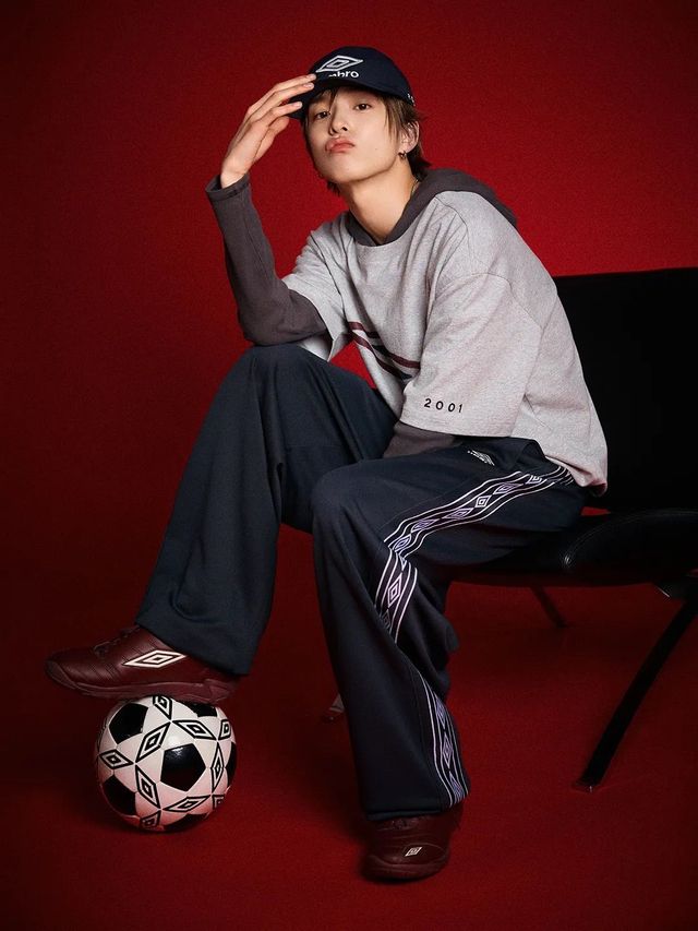 스포티하고 캐주얼한 감성으로 표현한 '뉴본 2001' 컬렉션 아이템을 착용한 아사히 / 이미지 출처: 엄브로.